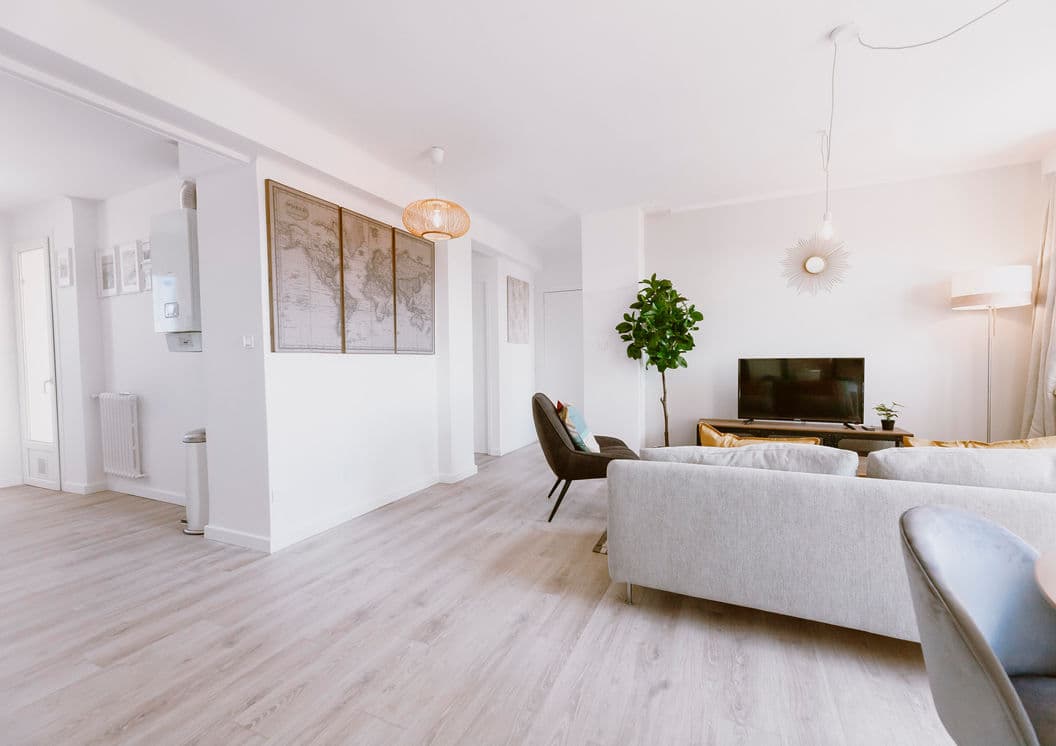 Appartement lumineux aux lignes sobres et aux matières chaleureuses.