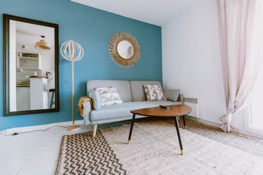 Espace intérieur résidentiel composé pour une vie quotidienne élégante.